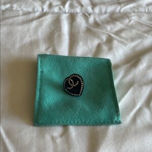 💯 authentic Chanel “CC” heart single earring